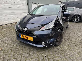 Damaged car Toyota Aygo 1.0 VVT-i x-play 2016/11