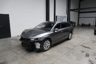 krockskadad bil auto Skoda Octavia STYLE 2023/3