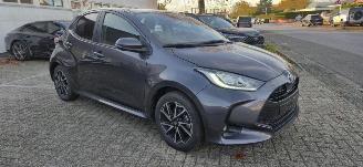 uszkodzony samochody osobowe Toyota Yaris 1.5 benzin * Navigatie*LED*Aluminium velgen*Camera*trekhaak*KeylessGo* 2023/10