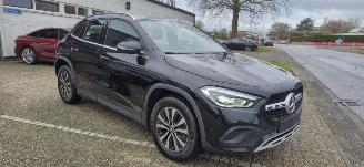 skadebil auto Mercedes GLA 180 Benzine *Automaat*LED*Airconditioning*DAB*Comfortstoelen*Camera*Parkeer pakket* 2022/1