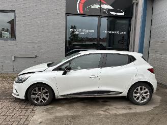 Damaged car Renault Clio RENAULT CLIO 0.9TCE 2019 2019/6