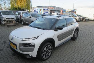 krockskadad bil auto Citroën C4 cactus 1.2 e-VTi Shine Automaat. Schadevrij 2015/2
