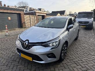 Damaged car Renault Clio 1.0 TCe  Initiale Paris AUTOMAAT 2021/1