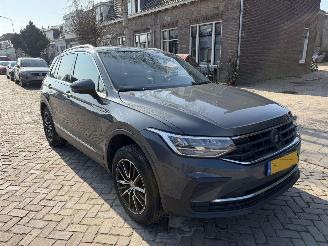 uszkodzony samochody osobowe Volkswagen Tiguan 1.5 TSI Life Business AUTOMAAT 2021/1