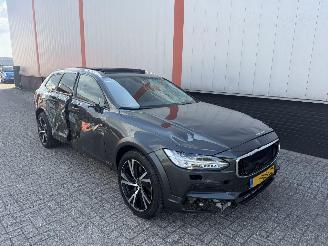 Vaurioauto  passenger cars Volvo V-90 V90 Cross Country 2.0 D5 AWD PRO 2019/1