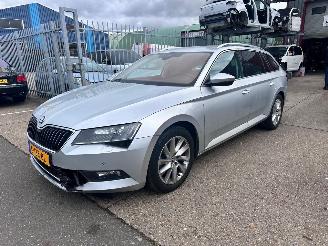 Schadeauto Skoda Superb 2.0 TDI / DSG / 2019/9