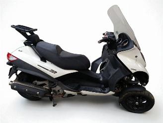 krockskadad bil bromfiets Piaggio  MP3 MODEL LT 2010/9