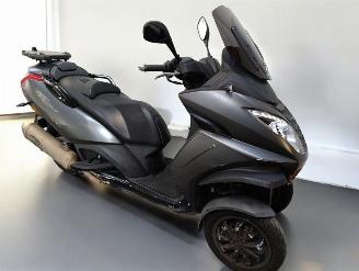 krockskadad bil bromfiets Peugeot  METROPOLIS 2019/9