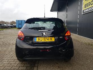 Peugeot 208 1.2 PureTech Allure picture 5