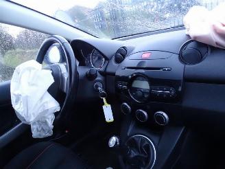 Mazda 2 1.3 picture 5