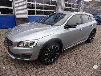 krockskadad bil auto Volvo V-60 CROSS COUNTRY 2.0 T5 NORDIC+ 2017/2