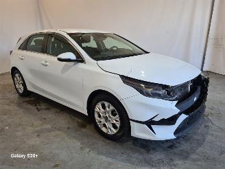 krockskadad bil auto Kia Ceed 1.5 T-GDi DynamicLine. 2022/7