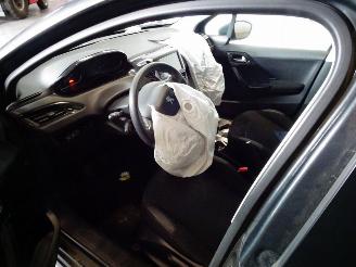 Peugeot 208 1.2 VTI picture 7