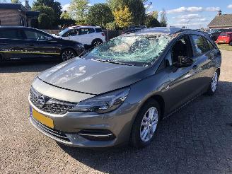 damaged passenger cars Opel Astra SPORTS TOURER 1.2 BUSINESS EDITION 2020/1