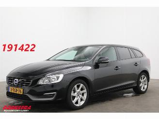 Schadeauto Volvo V-60 2.0 D4 Aut. Kinetic PremiumSound Leder Navi Clima Cruise PDC AHK 2014/2