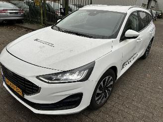 Voiture accidenté Ford Focus 1.0 EcoBoost Hybrid Titanium  Stationcar 2023/2