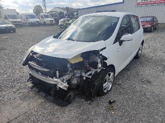 Uttjänta bilar auto Renault Scenic 1.6 16V Wit OV369 Onderdelen K4M858 Motor 2015/4