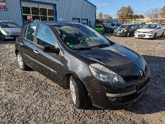 Renault Clio 1.6 Schwarz NV676 picture 3