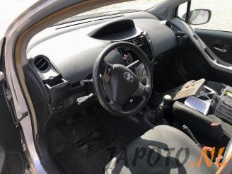 Toyota Yaris Yaris II (P9), Hatchback, 2005 / 2014 1.33 16V Dual VVT-I picture 10