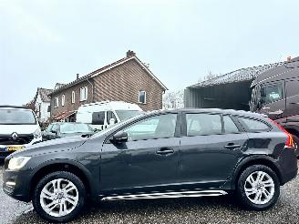 uszkodzony samochody osobowe Volvo V-60 Cross country 2.0 D3 150pk 6-bak Polar Pl - nap - navi - xenon - half leer + stoelverw - pdc - trekh 2017/8