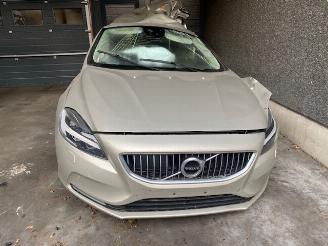 Vrakbiler auto Volvo V-40 2000CC - DIESEL - 88KW 2018/8