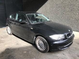 Coche siniestrado BMW 1-serie (E81) Hatchback 3-drs 2006 / 2012 116i 1.6 16V Hatchback 4Dr Benzine 1.596cc 90kW (122pk) RWD 2009/6