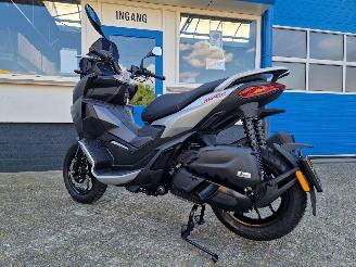 Aprilia  SR GT 200 picture 6