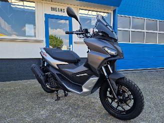 Aprilia  SR GT 200 picture 2