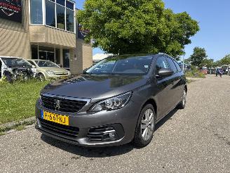krockskadad bil auto Peugeot 308 1.2 PureTech Blue Lease Executive 2020/1
