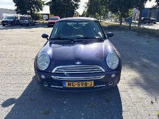 Damaged car Mini Cooper 1.6 16V Cooper Hatchback  Benzine 1.598cc 85kW (116pk) FWD 2004/9