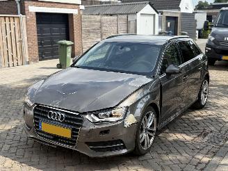 krockskadad bil auto Audi A3 1.6 TDI ultra Attraction Pro Line 2014/1