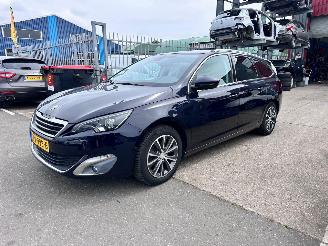 Vaurioauto  passenger cars Peugeot 308 1.2 PURETECH ALLURE / PANO 2016/11