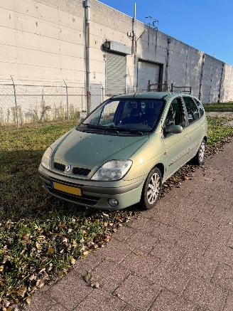 uszkodzony samochody osobowe Renault   2001/1